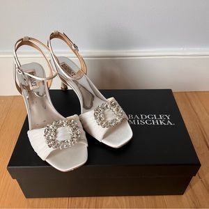 Badgley Mischka Nimah Feminine Kitten Heel in White - Size 8